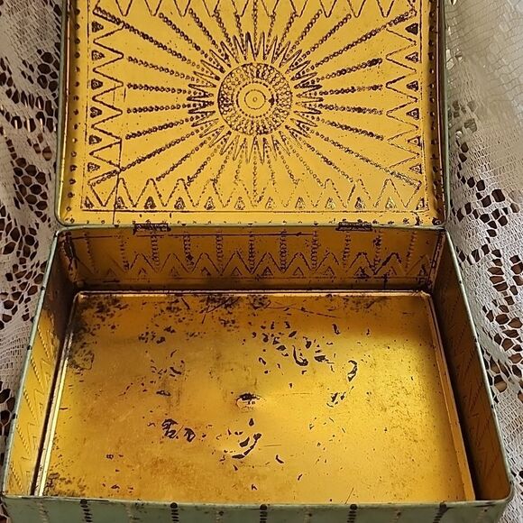 Vintage Beautifully Designed Rusted Biscuit Tin - Picture 8 of 10